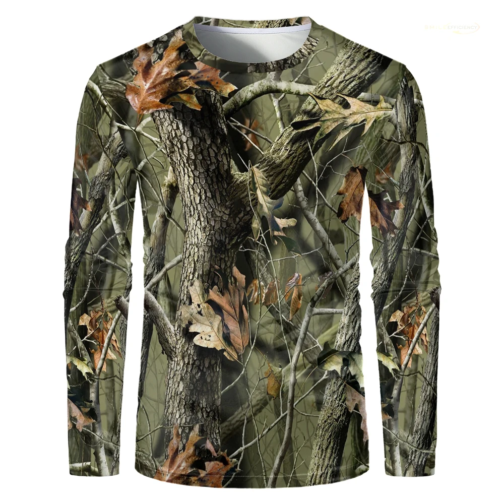 Herren-T-Shirt mit Tarnmuster  – Hunting And Camping In Forest Bewertung und Preis