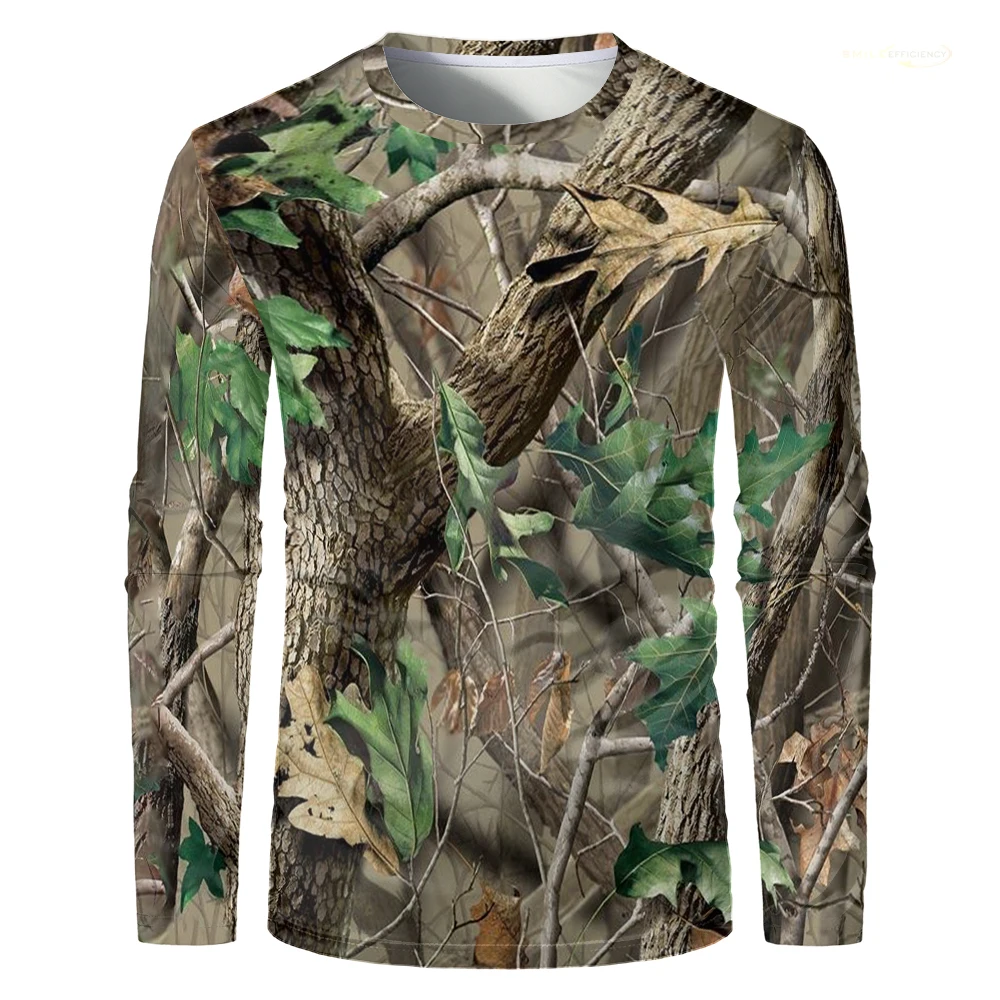 Herren-T-Shirt mit Tarnmuster  – Hunting And Camping In Forest Bewertung und Preis